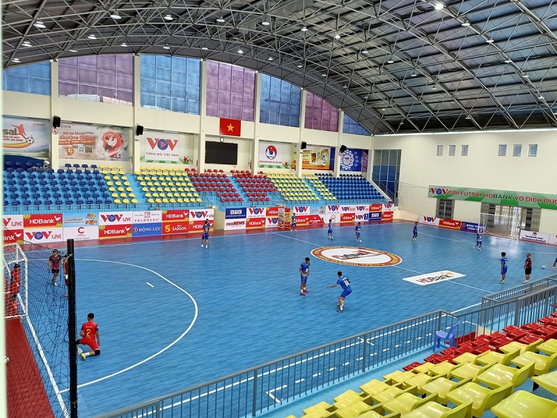 thi cong san futsal 0